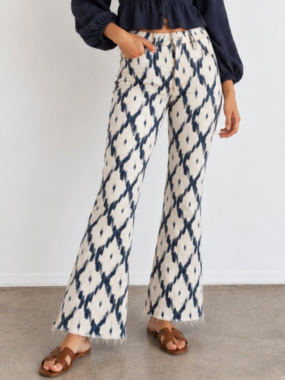 FREE PEOPLE Indigo Skies Crop Flare Ikat Print Stretch Jeans White Navy 28 EUC